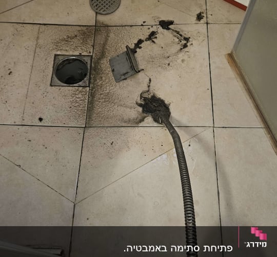ניקוי צינור ביוב עם קפיץ אינסטלטורים וכלי עבודה